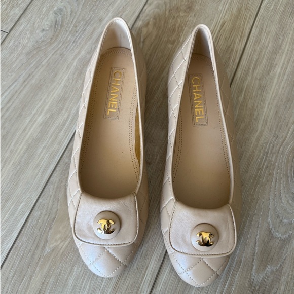 CHANEL Cream Quilted Ballet Flats 2024 with Gold Medallion CC Logo NWOT - Picture 2 of 7